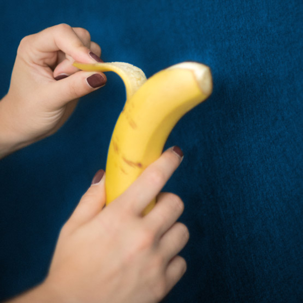 Abbildung einer Hand, die eine Banane schält